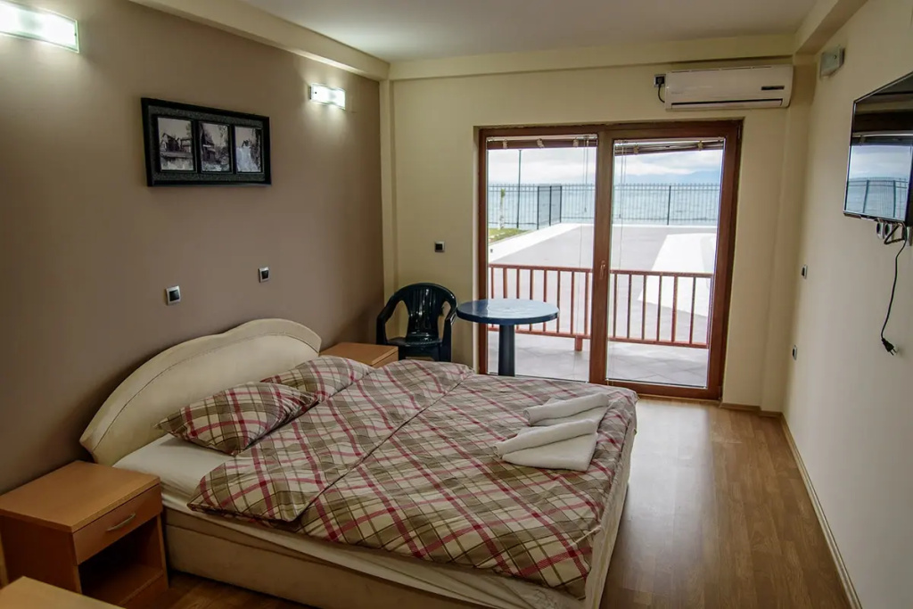 Deluxe Double room (full double bed)