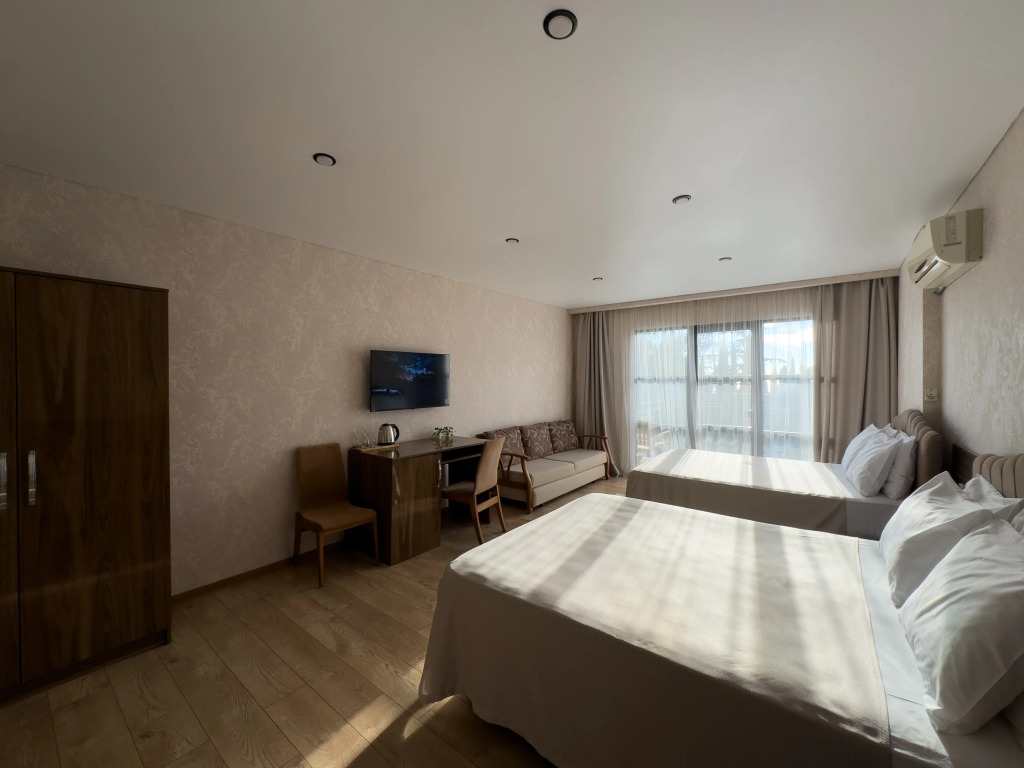 Четырёхместный Сьют c 1 комнатой с балконом и с видом на море в Aimara