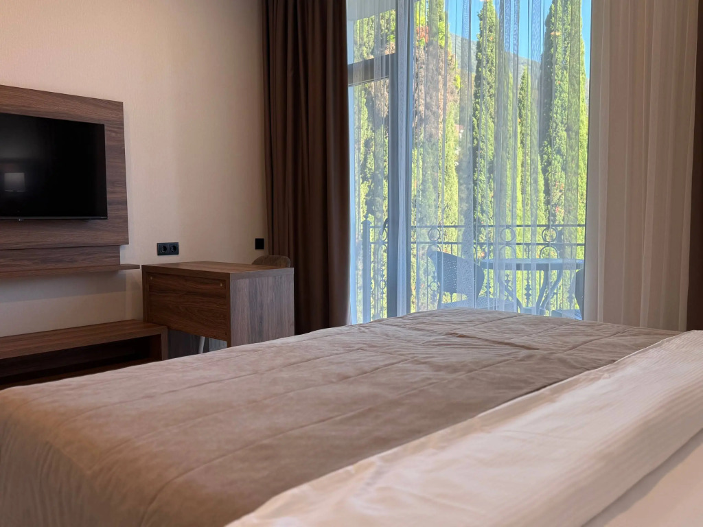 Двухместный номер Standard с балконом и с красивым видом из окна двуспальная кровать в Лучезарный