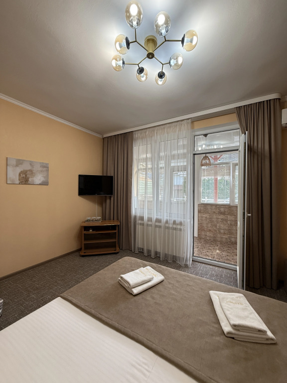 Двухместный семейный полулюкс с балконом и с видом на внутренний двор двуспальная кровать в Нартон