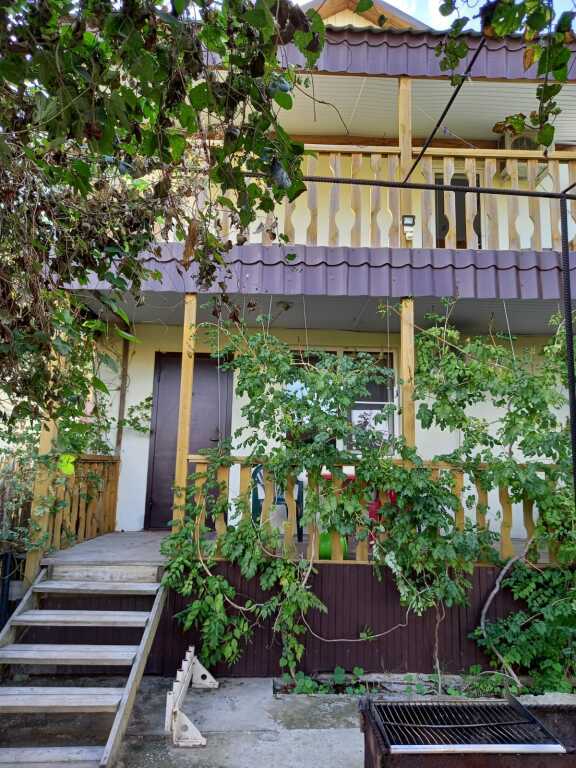 Коттедж с балконом и с красивым видом из окна в Гостевой Дом на Берегу Волги