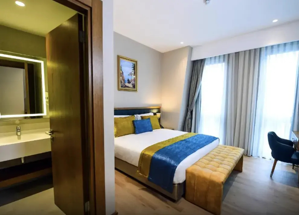 Deluxe Double room with city view (full double bed)
