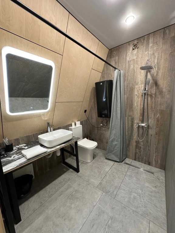 Коттедж с балконом и с красивым видом из окна в Koban Spa Resort