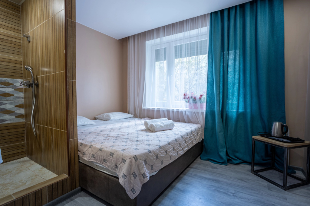 Blue V1 Double room with park view (full double bed)