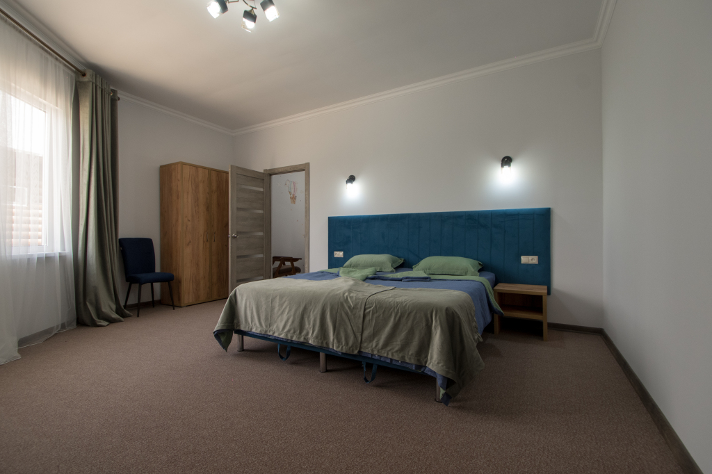 Шестиместный семейный люкс с балконом и с красивым видом из окна в Rodnik village&SPA