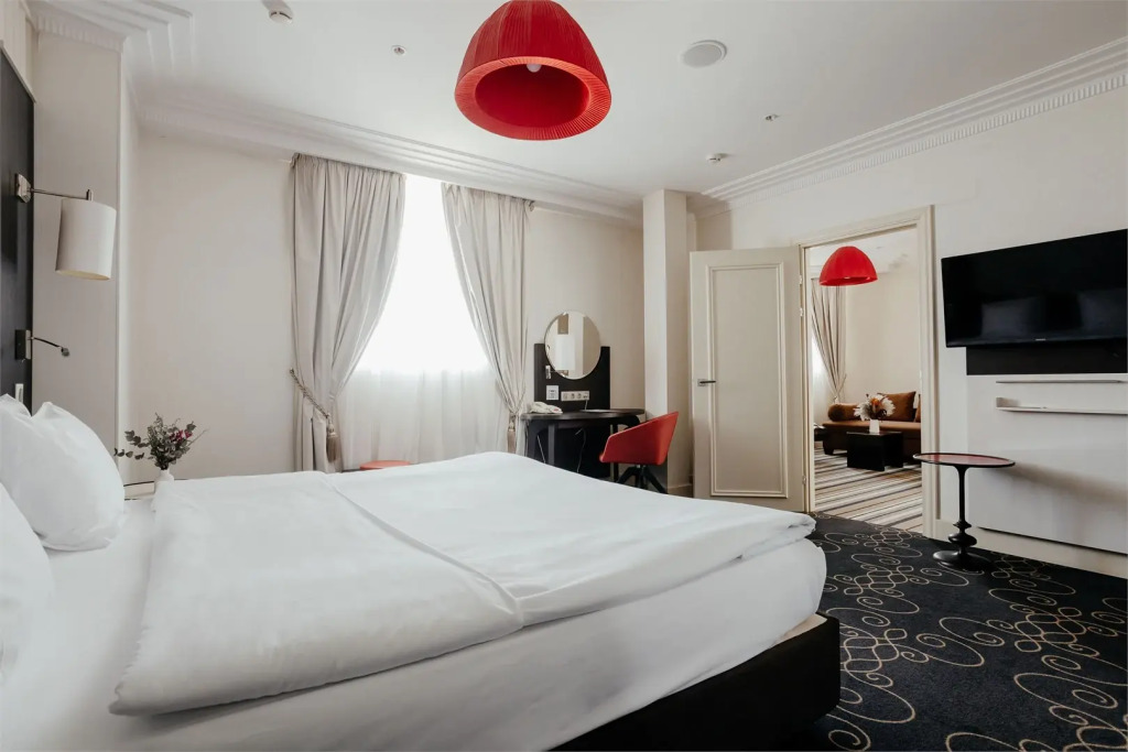 Double Suite with city view full double bed