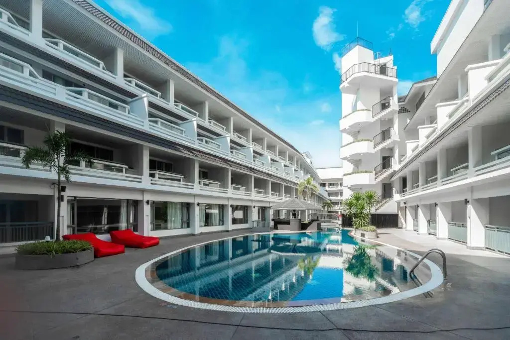 Отель Radisson RED Phuket Patong Beach — фото
