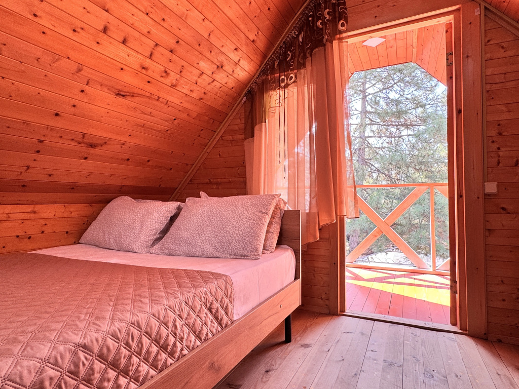 Коттедж с 3 комнатами с балконом и с видом на внутренний двор в Морская дача Арабеска