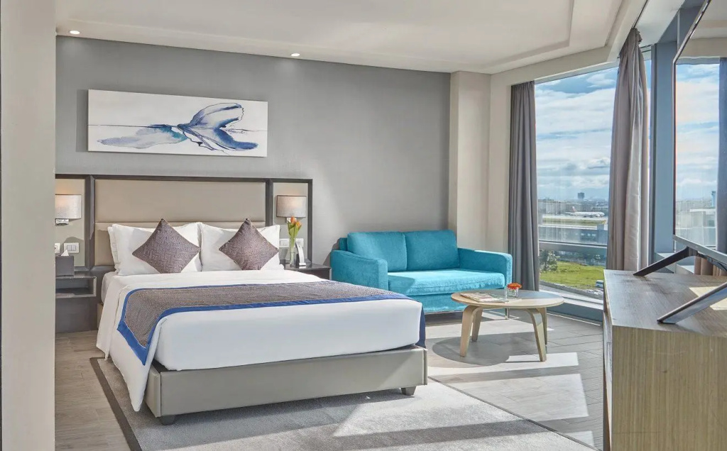 Runway Corner Double Suite with Airport View (full double bed)