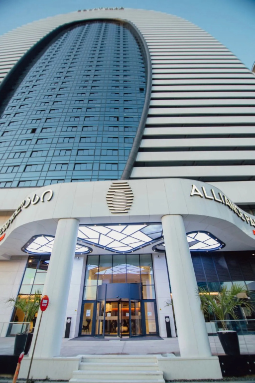 Апартаменты Alliance Oval c панорамным видом а море — фото
