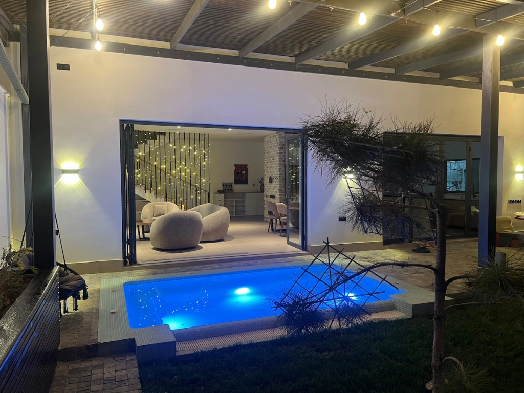 Вилла HiTech Oasis Loft with Outdoor Jacuzzi