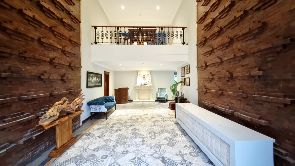 Lobby & Reception