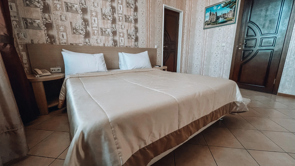Valmont Hotel Room Type - Double Studio full double bed