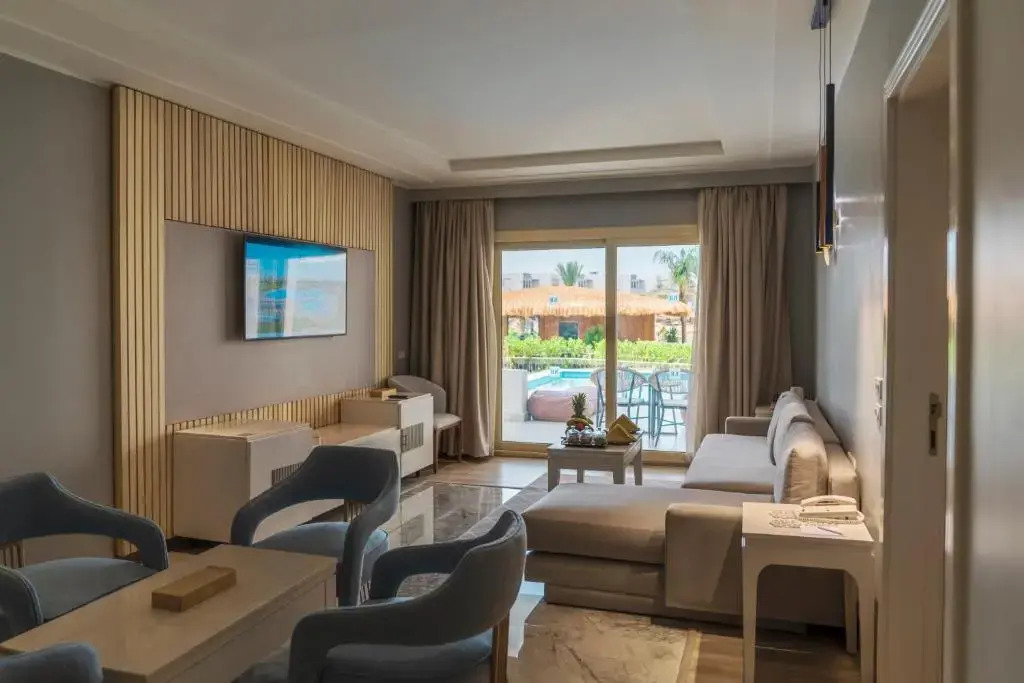 Люкс Posh Club Royal с балконом в Sunrise Crystal Bay Resort