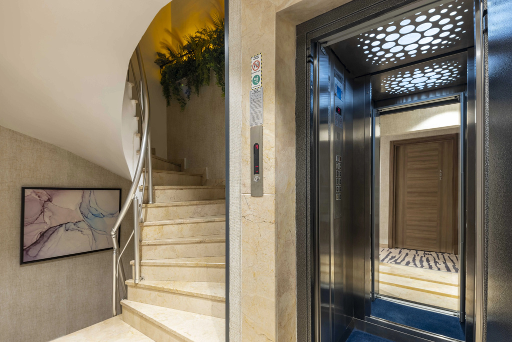 Lobby & Reception