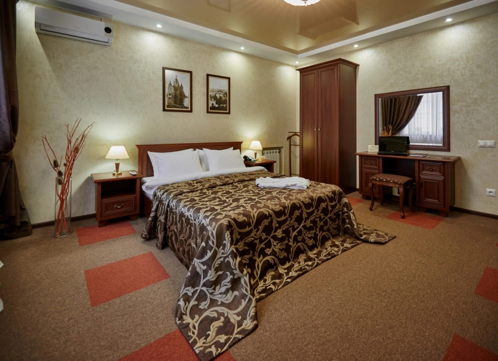 Double Suite full double bed