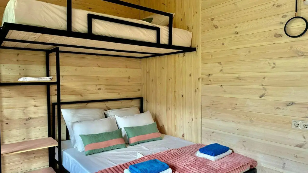 Шестиместный семейный номер Superior с балконом в Manresa family resort