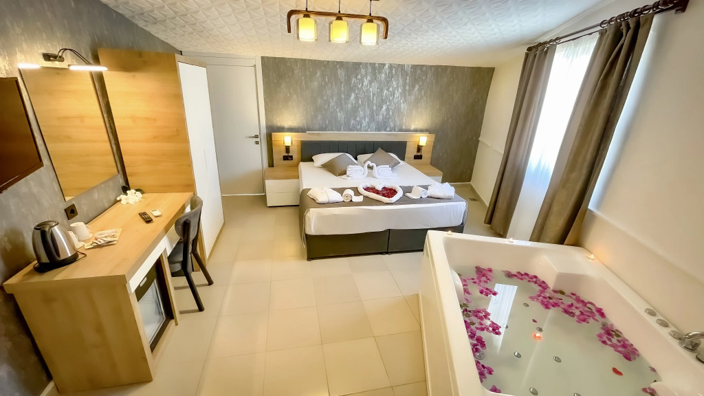 With Jacuzzi Suite