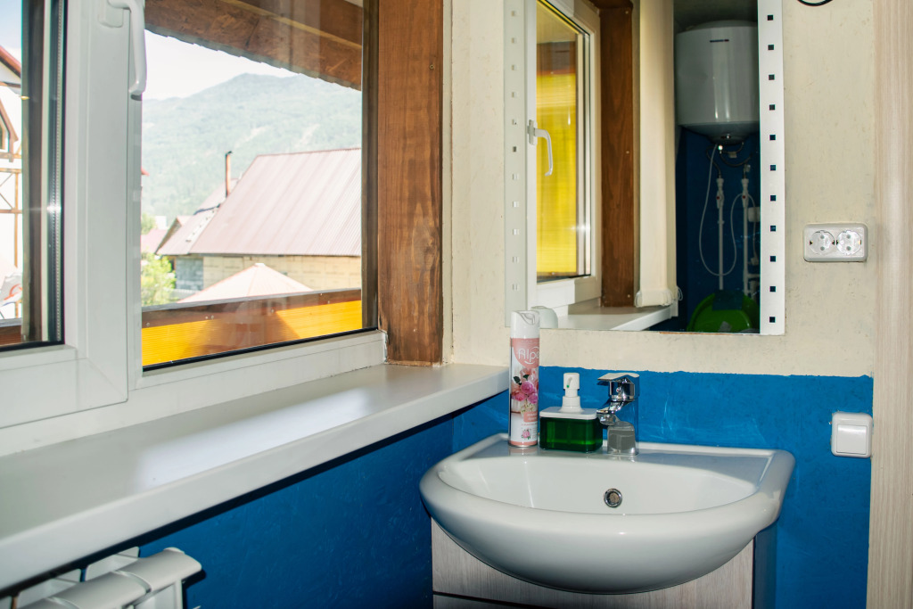 Студия с балконом и с красивым видом из окна в Манжерок