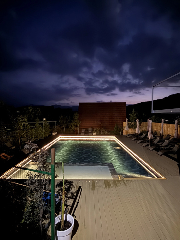 Апартаменты с балконом и с видом на бассейн в Green Wood