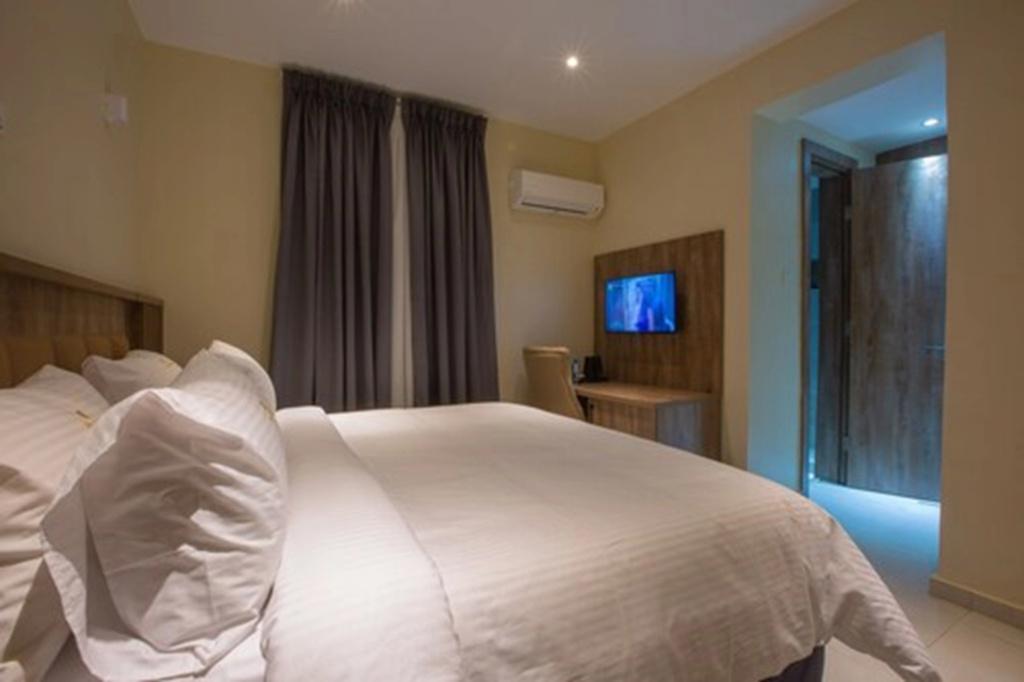 Jades Hotel - Photo 2