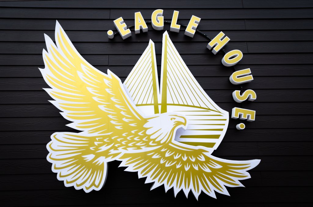 Игл хаус. Игл Хаус Владивосток. Eagle House Inn. Hotel Eagle Россия. Державина 11 Владивосток Eagle House.