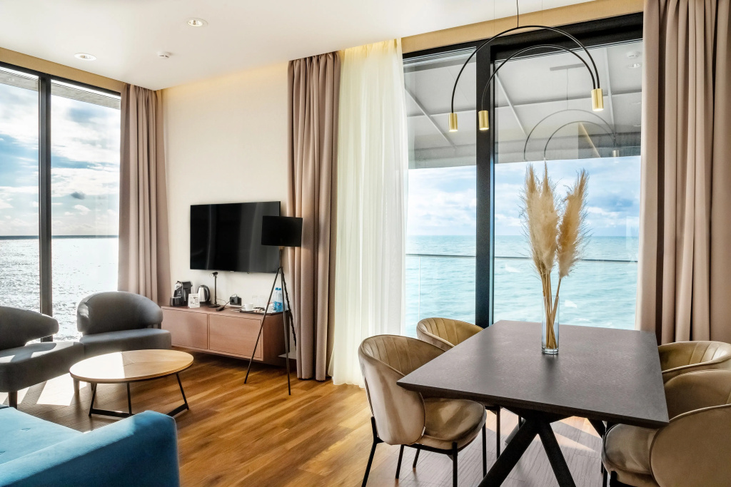 Polet Chaiki Hotel Room Type - Executive Double Suite with balcony and with sea view full double bed