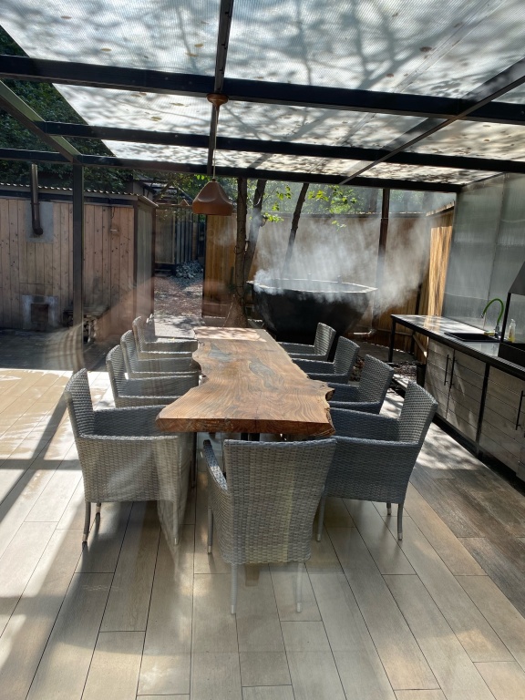 Двухместный коттедж с красивым видом из окна двуспальная кровать в Koban Spa Resort