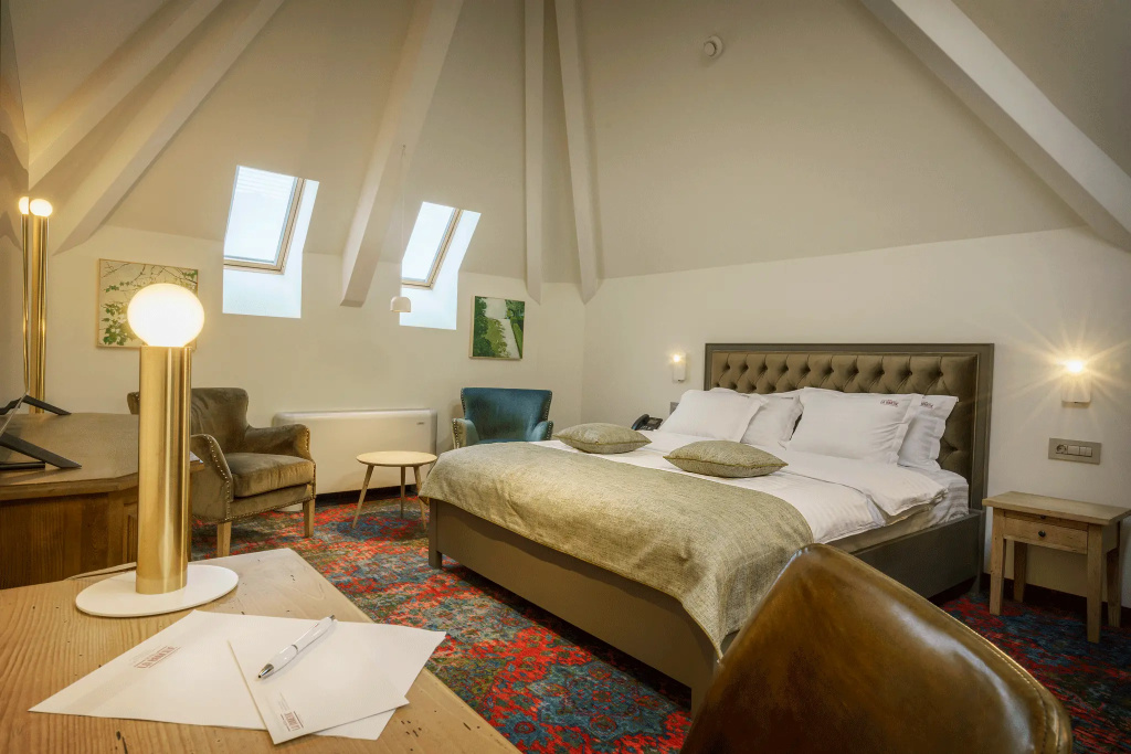 Deluxe Double room (full double bed)