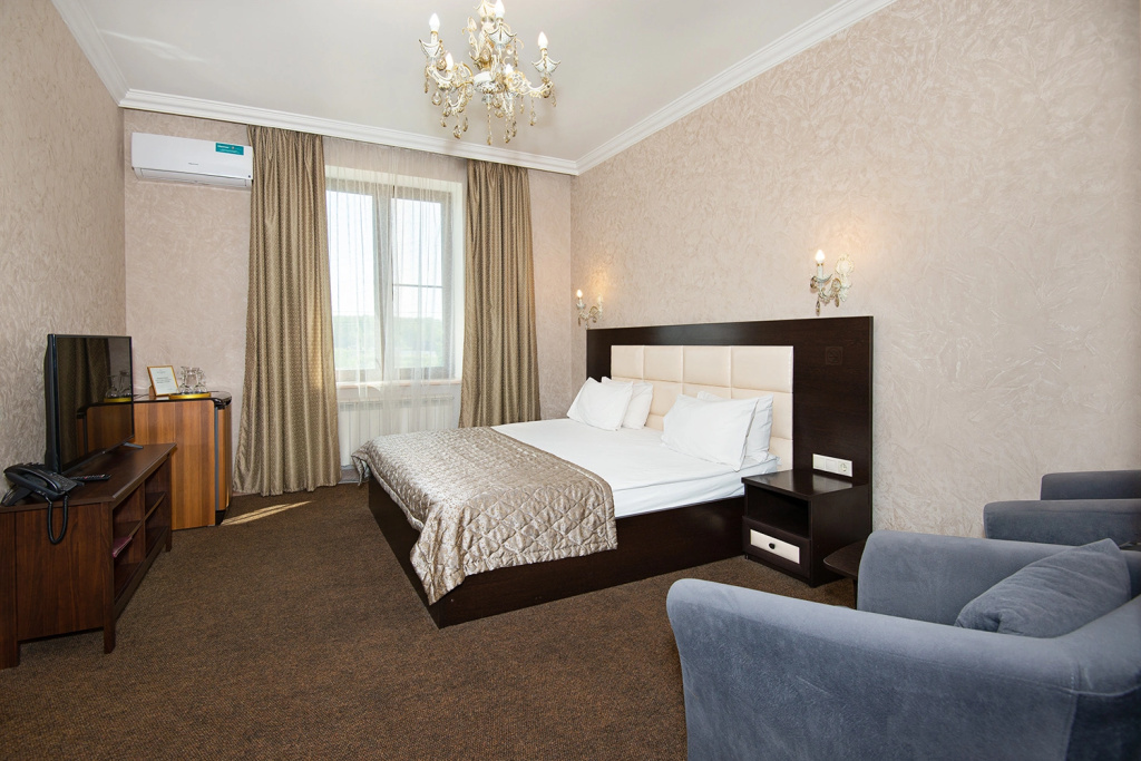 Deluxe Double room with lake view (full double bed)