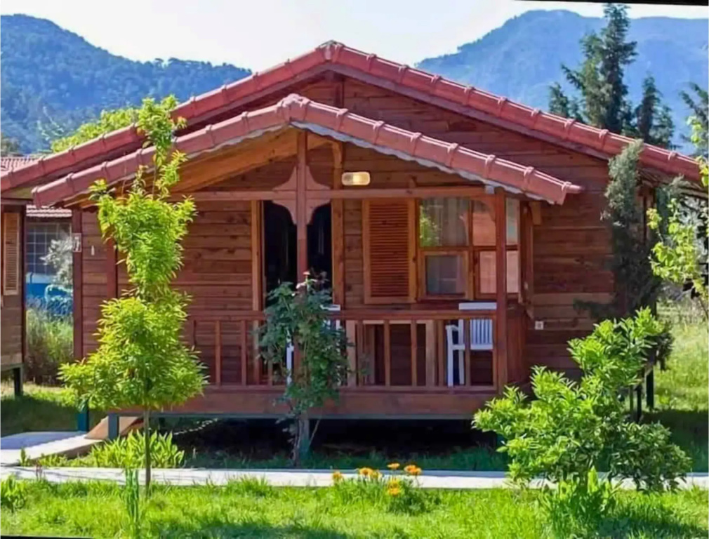 2 Bedrooms Bungalow with balcony and with garden view