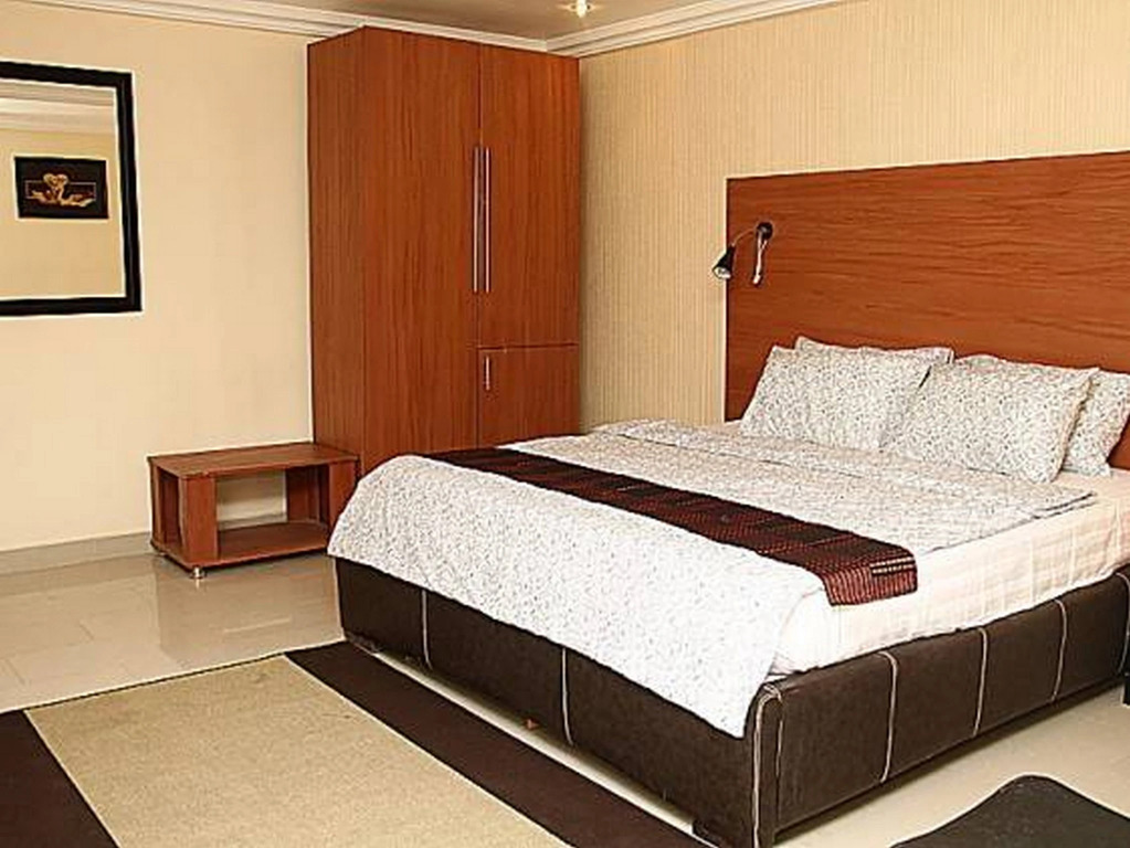 尊爵雙人房,設有陽台及景觀,配備大床。