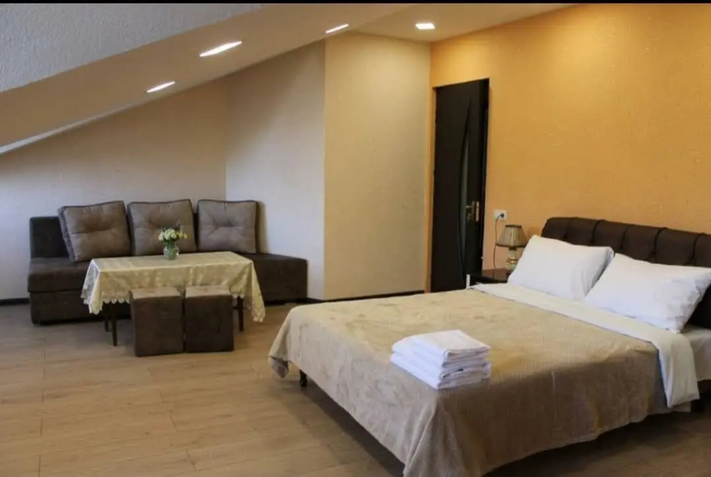 Deluxe Double room with city view full double bed