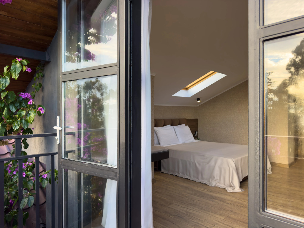 Трёхместный номер Супериор Плюс c 1 комнатой с балконом и с красивым видом из окна в Aimara