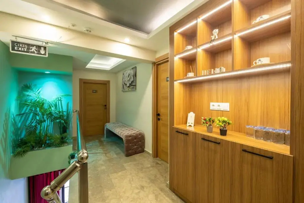 Lobby & Reception