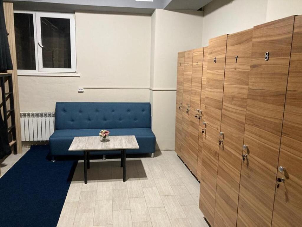 Кровать в общем номере (мужской номер) в Sky Boston
