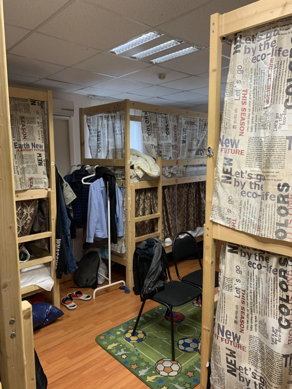 Кровать в общем номере (мужской номер) с красивым видом из окна в Красная Москва