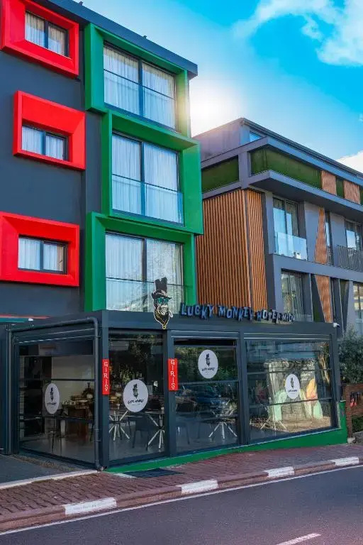Lucky Monkey Midi Hotel — фото