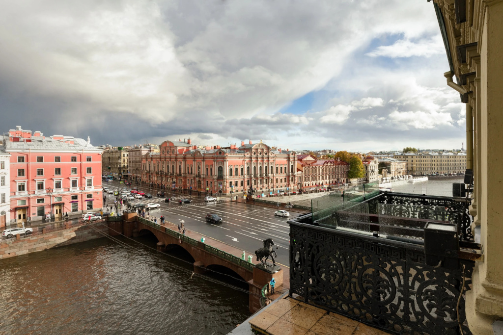 Апартаменты Minin Apartments 3 этажа с башней, балконом и панорамным видом на Аничков мост 170 кв.м. — фото