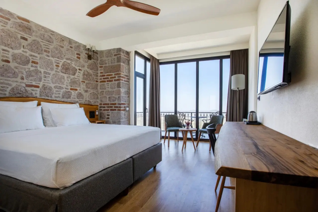 Deluxe room with balcony and with view