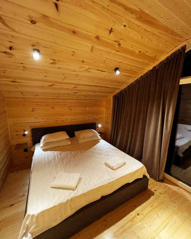 Коттедж с красивым видом из окна в Легенда