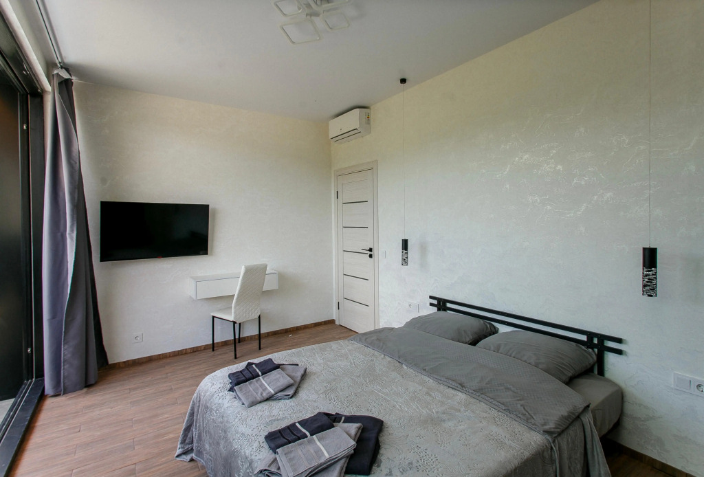 Четырёхместные апартаменты Дуплекс с красивым видом из окна в Валентина