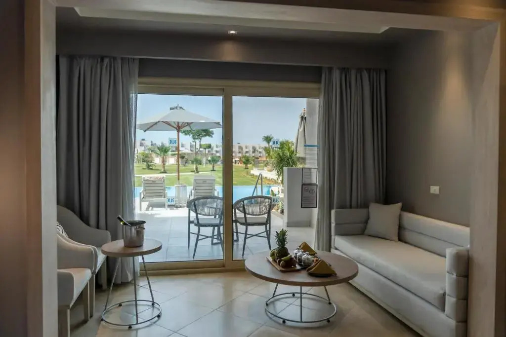 Номер Swim Up Deluxe с балконом в Sunrise Crystal Bay Resort