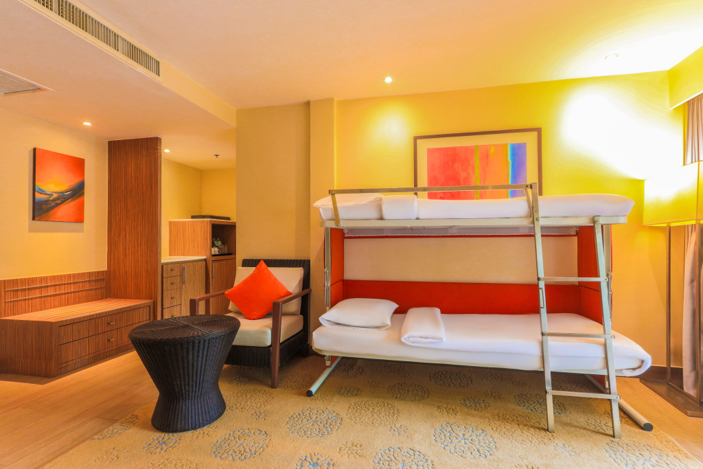 Четырёхместный семейный люкс с балконом в Holiday Inn Resort Phuket Surin Beach, an IHG Hotel