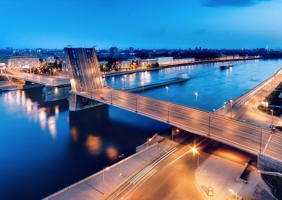 Квартира видовая евро-двухкомнатная Облака у метро рядом с разводным мостом и набережной Невы — фото