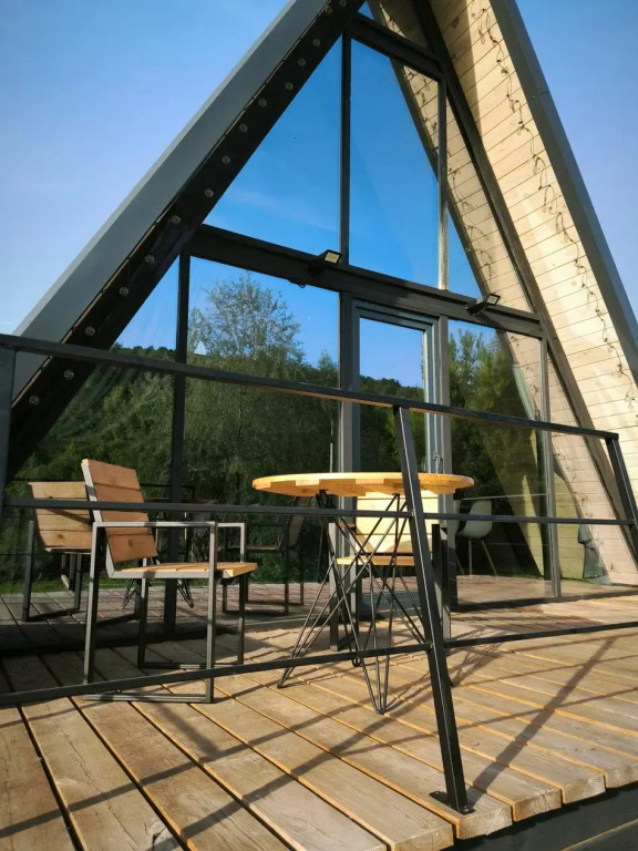 Шале двухэтажный А-фрейм с панорамным остеклением и террасой - фото 2