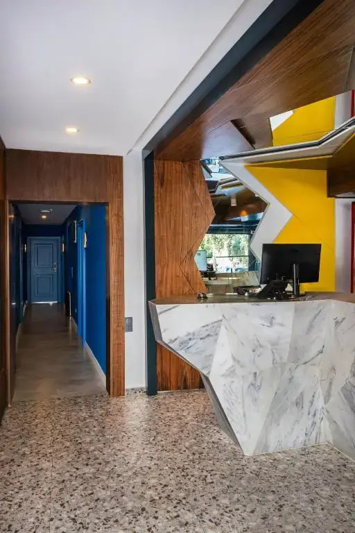 Lucky Monkey Midi Hotel — фото