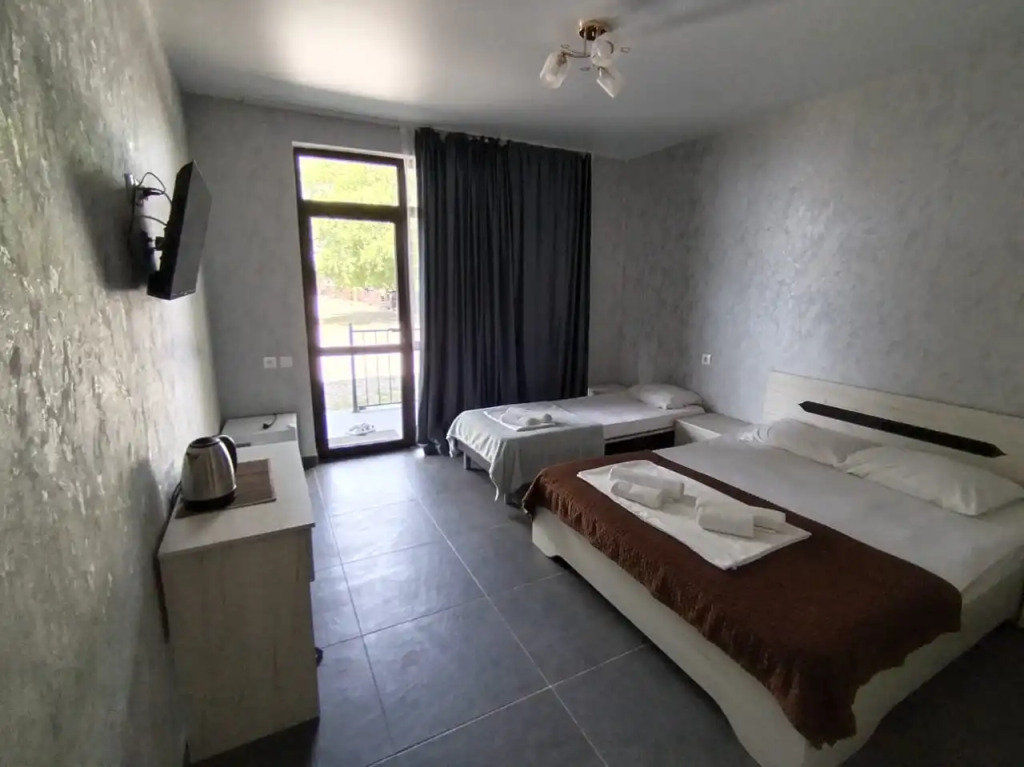 Трёхместный номер Standard с балконом и с красивым видом из окна в Три тополя