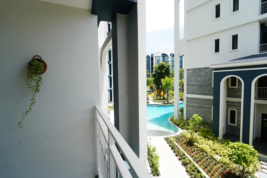 Paradise Bird at Nai Yang Beach Flat