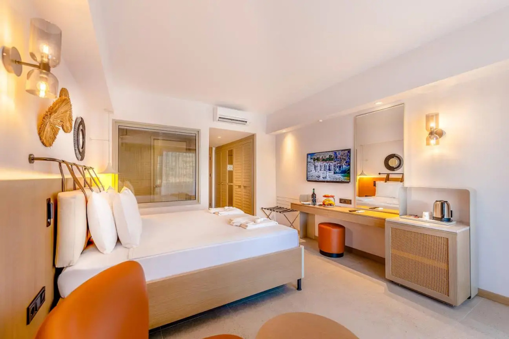 Elite Ages 13 and Over Swim-Up Double room (full double bed)